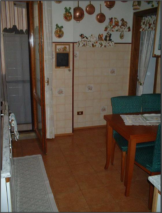 Ingresso, disimpegno, sala da pranzo, cucinino, soggiorno, 3 camere, bagno, ripostiglio, due balconi - Pertinenziale deposito, un posto auto scoperto ed autorimessa ad uso comune (millesimi di proprietà 111,111) . Mq 124 Identificativi catastali foglio 244, part. 21130, sub.99 con deoposito al foglio 244, part. 21130 sub. 86, posto auto scoperto al foglio 244, part. 21130 sub. 144 ed autorimessa ad uso comune al foglio 244, part. 21130 sub. 180 (millesimi di proprietà 111,111)