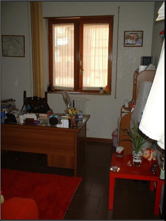 Ingresso, disimpegno, sala da pranzo, cucinino, soggiorno, 3 camere, bagno, ripostiglio, due balconi - Pertinenziale deposito, un posto auto scoperto ed autorimessa ad uso comune (millesimi di proprietà 111,111) . Mq 124 Identificativi catastali foglio 244, part. 21130, sub.99 con deoposito al foglio 244, part. 21130 sub. 86, posto auto scoperto al foglio 244, part. 21130 sub. 144 ed autorimessa ad uso comune al foglio 244, part. 21130 sub. 180 (millesimi di proprietà 111,111)