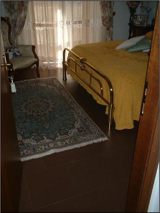 Ingresso, disimpegno, sala da pranzo, cucinino, soggiorno, 3 camere, bagno, ripostiglio, due balconi - Pertinenziale deposito, un posto auto scoperto ed autorimessa ad uso comune (millesimi di proprietà 111,111) . Mq 124 Identificativi catastali foglio 244, part. 21130, sub.99 con deoposito al foglio 244, part. 21130 sub. 86, posto auto scoperto al foglio 244, part. 21130 sub. 144 ed autorimessa ad uso comune al foglio 244, part. 21130 sub. 180 (millesimi di proprietà 111,111)