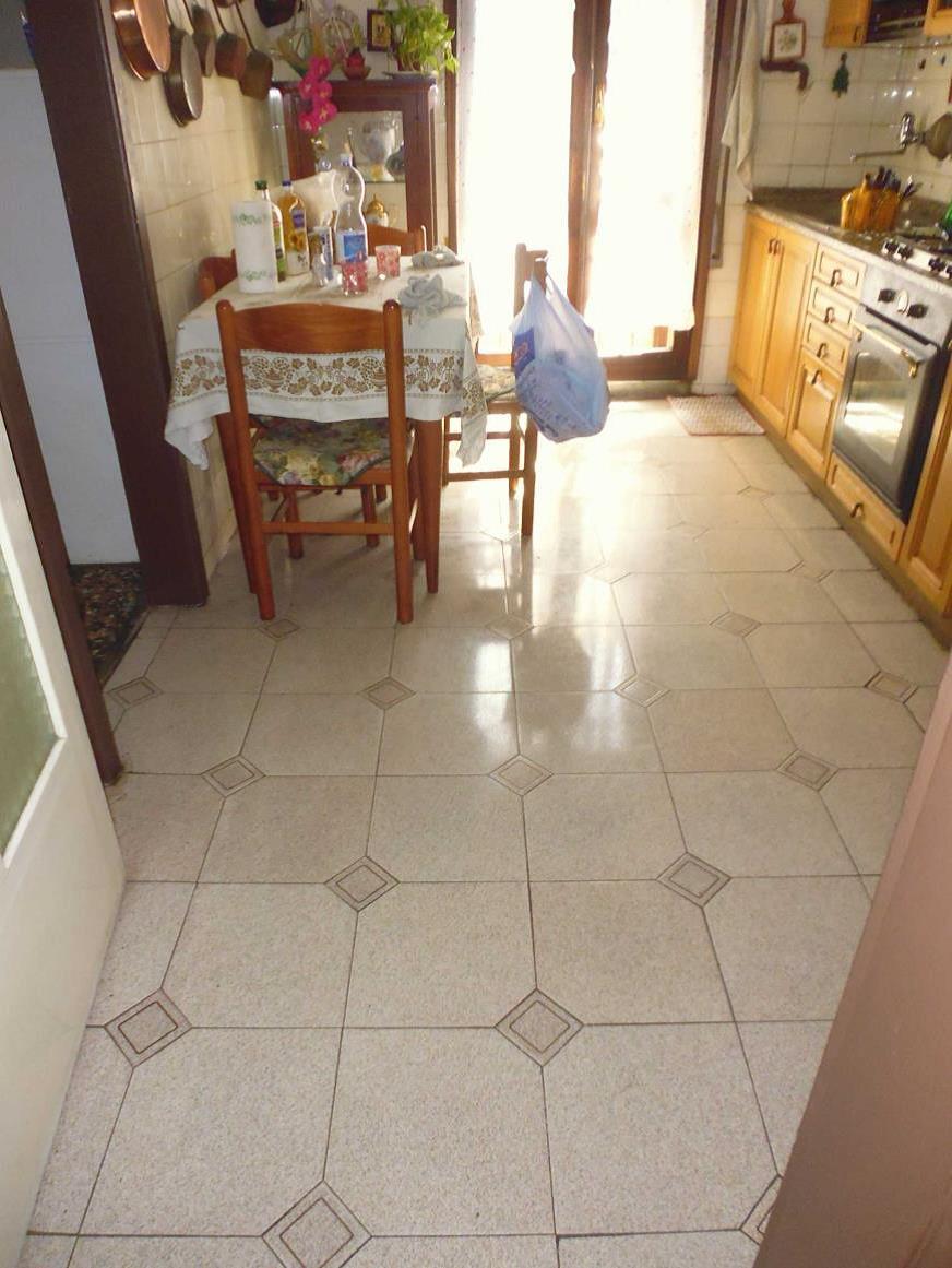 APPARTAMENTO composto da 3 locali + servizi semplici + 1 CANTINA o SOFFITTA