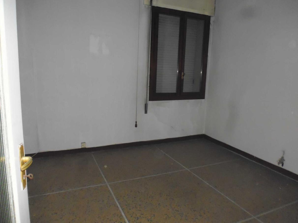 APPARTAMENTO composto da   3 locali + servizi semplici + 1 CANTINA o SOFFITTA