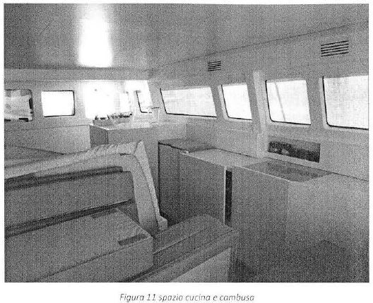 Imbarcazione catamarano a vela con motore prototipo prodotta dalla SETMARINE S.R.L.
Lunghezza f.t. 18.90 mt.
Larghezza f.t. 9.30 mt.
Pescaggio 1.60 mt.
Altezza di costruzione 2.57 mt.
Dislocamento scarico 26 t.
Dislocamento di pieno carico 32.41 t.
Carena in fibra di vetro e resina di vinilestere con rinforzi locali in carbonio.
Tuga in fibra ibrida carbonKevlar e resina vinilestere
Albero in carbonio, pezzo unico con boma park avenue
Motorizzazione 2x11 O CV Yanmar
Superficie velica in navigazione 132 mq
Anno di costruzione 2015
L'imbarcazione possiede una certificazione CE di tipo A (navigazione illimitata) e la licenza di navigazione n. 059432 del Ministero delle Infrastrutture e dei trasporti per n. 20 persone a bordo (equipaggio compreso) e 2.100 Kg. Di portata massima