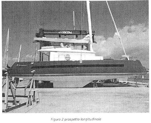 Imbarcazione catamarano a vela con motore prototipo prodotta dalla SETMARINE S.R.L.
Lunghezza f.t. 18.90 mt.
Larghezza f.t. 9.30 mt.
Pescaggio 1.60 mt.
Altezza di costruzione 2.57 mt.
Dislocamento scarico 26 t.
Dislocamento di pieno carico 32.41 t.
Carena in fibra di vetro e resina di vinilestere con rinforzi locali in carbonio.
Tuga in fibra ibrida carbonKevlar e resina vinilestere
Albero in carbonio, pezzo unico con boma park avenue
Motorizzazione 2x11 O CV Yanmar
Superficie velica in navigazione 132 mq
Anno di costruzione 2015
L'imbarcazione possiede una certificazione CE di tipo A (navigazione illimitata) e la licenza di navigazione n. 059432 del Ministero delle Infrastrutture e dei trasporti per n. 20 persone a bordo (equipaggio compreso) e 2.100 Kg. Di portata massima