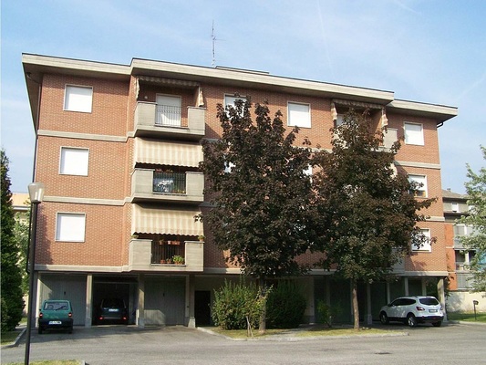 Descrizione: Ingresso, cucina, 2 bagni, 4 camere, ripostiglio e 2 balconi. pertinenziale posto auto scoperto, box auto,  cantina ripostiglio sup. cat. Alloggio: 157 mq (comprensiva di quota parte di cantina e ripostiglio) . Identificativi catastali: foglio NCT/40, part. 375, sub. 19 (incluso cantina al piano seminterrato e ripostiglio al piano terra), con box auto al foglio NCT/40, part. 375, sub. 21 con posto scoperto al foglio NCT/40, part. 388, sub. 1
