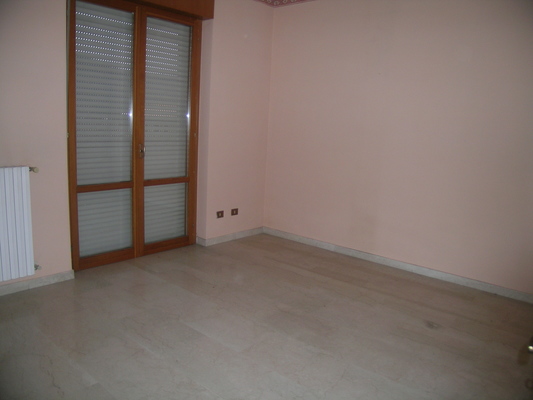 Descrizione: Ingresso, cucina, 2 bagni, 4 camere, ripostiglio e 2 balconi. pertinenziale posto auto scoperto, box auto,  cantina ripostiglio sup. cat. Alloggio: 157 mq (comprensiva di quota parte di cantina e ripostiglio) . Identificativi catastali: foglio NCT/40, part. 375, sub. 19 (incluso cantina al piano seminterrato e ripostiglio al piano terra), con box auto al foglio NCT/40, part. 375, sub. 21 con posto scoperto al foglio NCT/40, part. 388, sub. 1