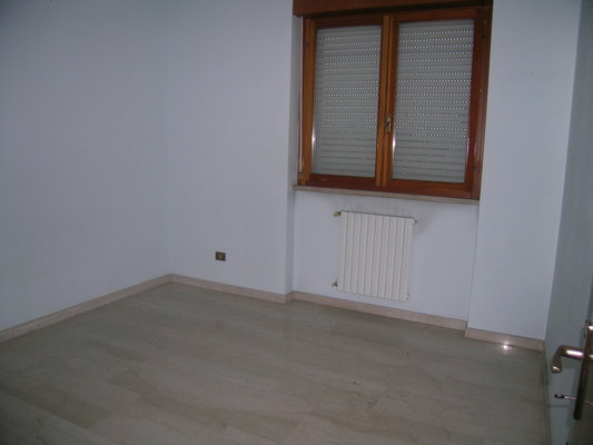 Descrizione: Ingresso, cucina, 2 bagni, 4 camere, ripostiglio e 2 balconi. pertinenziale posto auto scoperto, box auto,  cantina ripostiglio sup. cat. Alloggio: 157 mq (comprensiva di quota parte di cantina e ripostiglio) . Identificativi catastali: foglio NCT/40, part. 375, sub. 19 (incluso cantina al piano seminterrato e ripostiglio al piano terra), con box auto al foglio NCT/40, part. 375, sub. 21 con posto scoperto al foglio NCT/40, part. 388, sub. 1