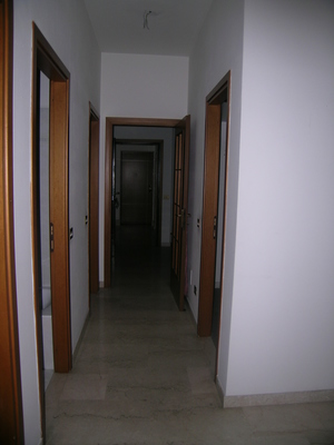 Descrizione: Ingresso, cucina, 2 bagni, 4 camere, ripostiglio e 2 balconi. pertinenziale posto auto scoperto, box auto,  cantina ripostiglio sup. cat. Alloggio: 157 mq (comprensiva di quota parte di cantina e ripostiglio) . Identificativi catastali: foglio NCT/40, part. 375, sub. 19 (incluso cantina al piano seminterrato e ripostiglio al piano terra), con box auto al foglio NCT/40, part. 375, sub. 21 con posto scoperto al foglio NCT/40, part. 388, sub. 1