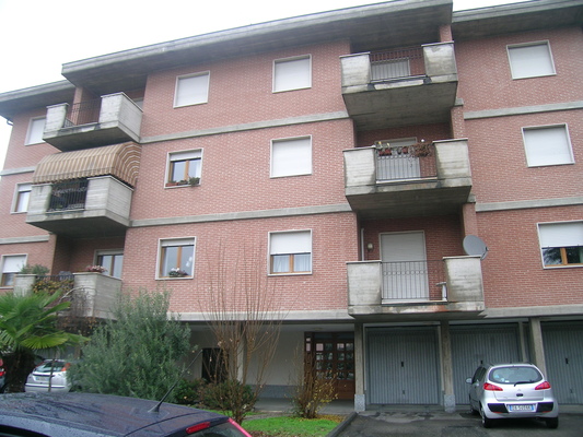 Descrizione: Ingresso, cucina, 2 bagni, 4 camere, ripostiglio e 2 balconi. pertinenziale posto auto scoperto, box auto,  cantina ripostiglio sup. cat. Alloggio: 157 mq (comprensiva di quota parte di cantina e ripostiglio) . Identificativi catastali: foglio NCT/40, part. 375, sub. 19 (incluso cantina al piano seminterrato e ripostiglio al piano terra), con box auto al foglio NCT/40, part. 375, sub. 21 con posto scoperto al foglio NCT/40, part. 388, sub. 1