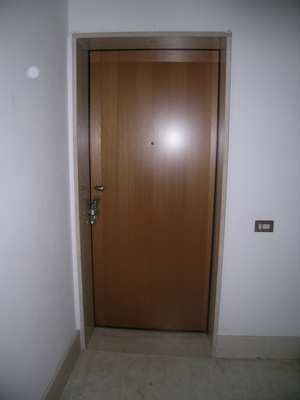 Descrizione: Ingresso, cucina, 2 bagni, 4 camere, ripostiglio e 2 balconi. pertinenziale posto auto scoperto, box auto,  cantina ripostiglio sup. cat. Alloggio: 157 mq (comprensiva di quota parte di cantina e ripostiglio) . Identificativi catastali: foglio NCT/40, part. 375, sub. 19 (incluso cantina al piano seminterrato e ripostiglio al piano terra), con box auto al foglio NCT/40, part. 375, sub. 21 con posto scoperto al foglio NCT/40, part. 388, sub. 1