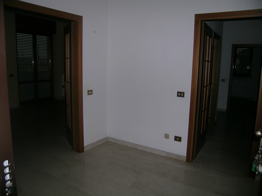 Descrizione: Ingresso, cucina, 2 bagni, 4 camere, ripostiglio e 2 balconi. pertinenziale posto auto scoperto, box auto,  cantina ripostiglio sup. cat. Alloggio: 157 mq (comprensiva di quota parte di cantina e ripostiglio) . Identificativi catastali: foglio NCT/40, part. 375, sub. 19 (incluso cantina al piano seminterrato e ripostiglio al piano terra), con box auto al foglio NCT/40, part. 375, sub. 21 con posto scoperto al foglio NCT/40, part. 388, sub. 1