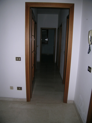Descrizione: Ingresso, cucina, 2 bagni, 4 camere, ripostiglio e 2 balconi. pertinenziale posto auto scoperto, box auto,  cantina ripostiglio sup. cat. Alloggio: 157 mq (comprensiva di quota parte di cantina e ripostiglio) . Identificativi catastali: foglio NCT/40, part. 375, sub. 19 (incluso cantina al piano seminterrato e ripostiglio al piano terra), con box auto al foglio NCT/40, part. 375, sub. 21 con posto scoperto al foglio NCT/40, part. 388, sub. 1