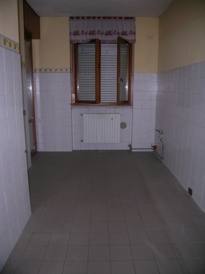 Descrizione: Ingresso, cucina, 2 bagni, 4 camere, ripostiglio e 2 balconi. pertinenziale posto auto scoperto, box auto,  cantina ripostiglio sup. cat. Alloggio: 157 mq (comprensiva di quota parte di cantina e ripostiglio) . Identificativi catastali: foglio NCT/40, part. 375, sub. 19 (incluso cantina al piano seminterrato e ripostiglio al piano terra), con box auto al foglio NCT/40, part. 375, sub. 21 con posto scoperto al foglio NCT/40, part. 388, sub. 1