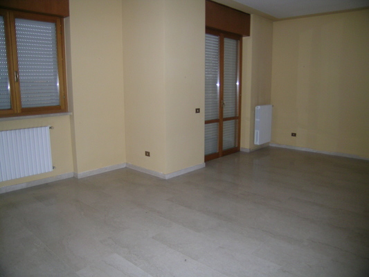 Descrizione: Ingresso, cucina, 2 bagni, 4 camere, ripostiglio e 2 balconi. pertinenziale posto auto scoperto, box auto,  cantina ripostiglio sup. cat. Alloggio: 157 mq (comprensiva di quota parte di cantina e ripostiglio) . Identificativi catastali: foglio NCT/40, part. 375, sub. 19 (incluso cantina al piano seminterrato e ripostiglio al piano terra), con box auto al foglio NCT/40, part. 375, sub. 21 con posto scoperto al foglio NCT/40, part. 388, sub. 1
