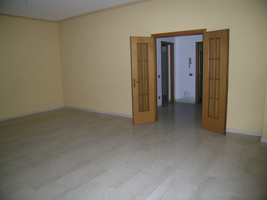Descrizione: Ingresso, cucina, 2 bagni, 4 camere, ripostiglio e 2 balconi. pertinenziale posto auto scoperto, box auto,  cantina ripostiglio sup. cat. Alloggio: 157 mq (comprensiva di quota parte di cantina e ripostiglio) . Identificativi catastali: foglio NCT/40, part. 375, sub. 19 (incluso cantina al piano seminterrato e ripostiglio al piano terra), con box auto al foglio NCT/40, part. 375, sub. 21 con posto scoperto al foglio NCT/40, part. 388, sub. 1