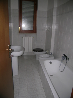 Descrizione: Ingresso, cucina, 2 bagni, 4 camere, ripostiglio e 2 balconi. pertinenziale posto auto scoperto, box auto,  cantina ripostiglio sup. cat. Alloggio: 157 mq (comprensiva di quota parte di cantina e ripostiglio) . Identificativi catastali: foglio NCT/40, part. 375, sub. 19 (incluso cantina al piano seminterrato e ripostiglio al piano terra), con box auto al foglio NCT/40, part. 375, sub. 21 con posto scoperto al foglio NCT/40, part. 388, sub. 1