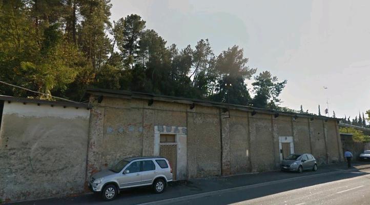 Descrizione: Ingresso, cucina,2 disimpegni, 2 bagni e 7 camere pertinenziale n. 4 locali di deposito, n. 2 ripostigli, forno, corte esterna sup. cat. Alloggio: 230 mq (comprensiva di quota parte di n. 4 depositi, n. 2 ripostigli, forno e corte esterna ad uso esclusivo) . Identificativi catastali: foglio 50, part. lle 623 e 194 (incluso n. 4 depositi, n. 2 ripostigli, forno e corte esterna ad uso esclusivo)