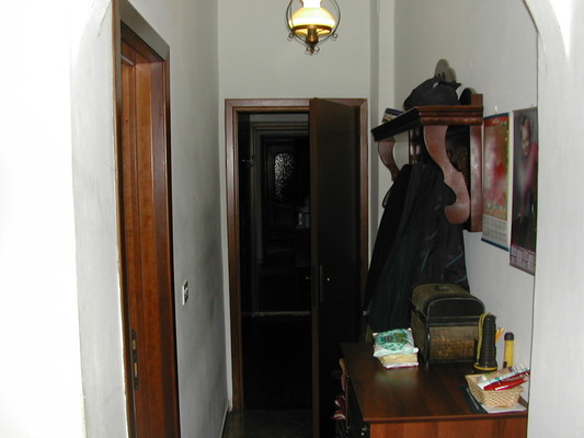 Descrizione: Ingresso, cucina,2 disimpegni, 2 bagni e 7 camere pertinenziale n. 4 locali di deposito, n. 2 ripostigli, forno, corte esterna sup. cat. Alloggio: 230 mq (comprensiva di quota parte di n. 4 depositi, n. 2 ripostigli, forno e corte esterna ad uso esclusivo) . Identificativi catastali: foglio 50, part. lle 623 e 194 (incluso n. 4 depositi, n. 2 ripostigli, forno e corte esterna ad uso esclusivo)