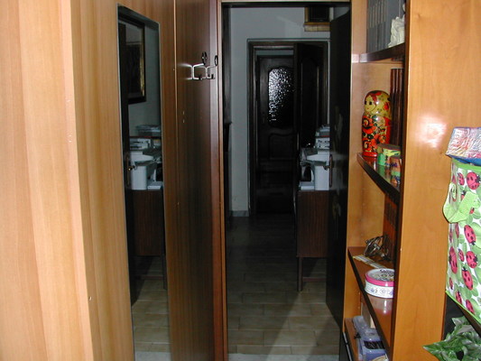Descrizione: Ingresso, cucina,2 disimpegni, 2 bagni e 7 camere pertinenziale n. 4 locali di deposito, n. 2 ripostigli, forno, corte esterna sup. cat. Alloggio: 230 mq (comprensiva di quota parte di n. 4 depositi, n. 2 ripostigli, forno e corte esterna ad uso esclusivo) . Identificativi catastali: foglio 50, part. lle 623 e 194 (incluso n. 4 depositi, n. 2 ripostigli, forno e corte esterna ad uso esclusivo)