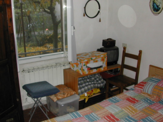 Descrizione: Ingresso, cucina,2 disimpegni, 2 bagni e 7 camere pertinenziale n. 4 locali di deposito, n. 2 ripostigli, forno, corte esterna sup. cat. Alloggio: 230 mq (comprensiva di quota parte di n. 4 depositi, n. 2 ripostigli, forno e corte esterna ad uso esclusivo) . Identificativi catastali: foglio 50, part. lle 623 e 194 (incluso n. 4 depositi, n. 2 ripostigli, forno e corte esterna ad uso esclusivo)