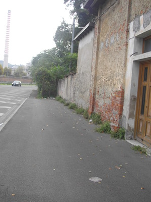 Descrizione: Ingresso, cucina,2 disimpegni, 2 bagni e 7 camere pertinenziale n. 4 locali di deposito, n. 2 ripostigli, forno, corte esterna sup. cat. Alloggio: 230 mq (comprensiva di quota parte di n. 4 depositi, n. 2 ripostigli, forno e corte esterna ad uso esclusivo) . Identificativi catastali: foglio 50, part. lle 623 e 194 (incluso n. 4 depositi, n. 2 ripostigli, forno e corte esterna ad uso esclusivo)