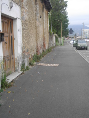 Descrizione: Ingresso, cucina,2 disimpegni, 2 bagni e 7 camere pertinenziale n. 4 locali di deposito, n. 2 ripostigli, forno, corte esterna sup. cat. Alloggio: 230 mq (comprensiva di quota parte di n. 4 depositi, n. 2 ripostigli, forno e corte esterna ad uso esclusivo) . Identificativi catastali: foglio 50, part. lle 623 e 194 (incluso n. 4 depositi, n. 2 ripostigli, forno e corte esterna ad uso esclusivo)