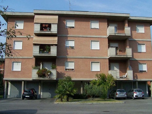 Descrizione: ingresso,  cucina , soggiorno, n. 2 bagni, n. 3 camere, disimpegno, n.2 ripostigli, di cui uno al piano terra e n.3 balconi. pertinenziale posto auto scoperto, box auto, cantina, ripostiglio sup. cat. Alloggio: 156 mq (comprensiva di quota parte di cantina e ripostiglio) . Identificativi catastali: foglio NCT/40, part. 375, sub. 15 (incluso cantina al piano seminterrato e ripostiglio al piano terra), con box auto al foglio NCT/40, part. 375, sub. 23, con posto auto scoperto al foglio NCT/40, part. 388, sub. 3