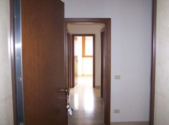 Descrizione: ingresso,  cucina , soggiorno, n. 2 bagni, n. 3 camere, disimpegno, n.2 ripostigli, di cui uno al piano terra e n.3 balconi. pertinenziale posto auto scoperto, box auto, cantina, ripostiglio sup. cat. Alloggio: 156 mq (comprensiva di quota parte di cantina e ripostiglio) . Identificativi catastali: foglio NCT/40, part. 375, sub. 15 (incluso cantina al piano seminterrato e ripostiglio al piano terra), con box auto al foglio NCT/40, part. 375, sub. 23, con posto auto scoperto al foglio NCT/40, part. 388, sub. 3
