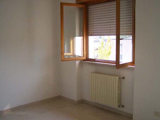 Descrizione: ingresso,  cucina , soggiorno, n. 2 bagni, n. 3 camere, disimpegno, n.2 ripostigli, di cui uno al piano terra e n.3 balconi. pertinenziale posto auto scoperto, box auto, cantina, ripostiglio sup. cat. Alloggio: 156 mq (comprensiva di quota parte di cantina e ripostiglio) . Identificativi catastali: foglio NCT/40, part. 375, sub. 15 (incluso cantina al piano seminterrato e ripostiglio al piano terra), con box auto al foglio NCT/40, part. 375, sub. 23, con posto auto scoperto al foglio NCT/40, part. 388, sub. 3