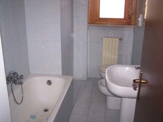 Descrizione: ingresso,  cucina , soggiorno, n. 2 bagni, n. 3 camere, disimpegno, n.2 ripostigli, di cui uno al piano terra e n.3 balconi. pertinenziale posto auto scoperto, box auto, cantina, ripostiglio sup. cat. Alloggio: 156 mq (comprensiva di quota parte di cantina e ripostiglio) . Identificativi catastali: foglio NCT/40, part. 375, sub. 15 (incluso cantina al piano seminterrato e ripostiglio al piano terra), con box auto al foglio NCT/40, part. 375, sub. 23, con posto auto scoperto al foglio NCT/40, part. 388, sub. 3