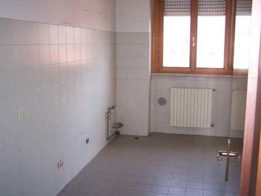 Descrizione: ingresso,  cucina , soggiorno, n. 2 bagni, n. 3 camere, disimpegno, n.2 ripostigli, di cui uno al piano terra e n.3 balconi. pertinenziale posto auto scoperto, box auto, cantina, ripostiglio sup. cat. Alloggio: 156 mq (comprensiva di quota parte di cantina e ripostiglio) . Identificativi catastali: foglio NCT/40, part. 375, sub. 15 (incluso cantina al piano seminterrato e ripostiglio al piano terra), con box auto al foglio NCT/40, part. 375, sub. 23, con posto auto scoperto al foglio NCT/40, part. 388, sub. 3