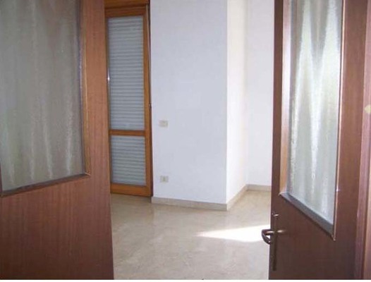 Descrizione: ingresso,  cucina , soggiorno, n. 2 bagni, n. 3 camere, disimpegno, n.2 ripostigli, di cui uno al piano terra e n.3 balconi. pertinenziale posto auto scoperto, box auto, cantina, ripostiglio sup. cat. Alloggio: 156 mq (comprensiva di quota parte di cantina e ripostiglio) . Identificativi catastali: foglio NCT/40, part. 375, sub. 15 (incluso cantina al piano seminterrato e ripostiglio al piano terra), con box auto al foglio NCT/40, part. 375, sub. 23, con posto auto scoperto al foglio NCT/40, part. 388, sub. 3