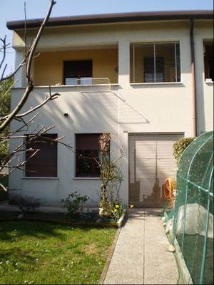 Descrizione: ingresso con disimpegno, soggiorno, cucina, 3 camere, 2 bagni pertinenziale box auto, corte esclusiva deposito sup. cat. Alloggio: 155 mq (comprensiva di quota parte di deposito e corte ad uso esclusivo) . Identificativi catastali: foglio 21, part. 609, sub. 3 (incluso deposito e corte esterna ad uso esclusivo) con box auto al foglio 21, part. 609, sub. 2