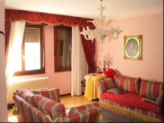 Descrizione: ingresso con disimpegno, soggiorno, cucina, 3 camere, 2 bagni pertinenziale box auto, corte esclusiva deposito sup. cat. Alloggio: 155 mq (comprensiva di quota parte di deposito e corte ad uso esclusivo) . Identificativi catastali: foglio 21, part. 609, sub. 3 (incluso deposito e corte esterna ad uso esclusivo) con box auto al foglio 21, part. 609, sub. 2