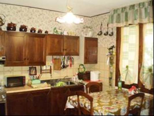 Descrizione: ingresso con disimpegno, soggiorno, cucina, 3 camere, 2 bagni pertinenziale box auto, corte esclusiva deposito sup. cat. Alloggio: 155 mq (comprensiva di quota parte di deposito e corte ad uso esclusivo) . Identificativi catastali: foglio 21, part. 609, sub. 3 (incluso deposito e corte esterna ad uso esclusivo) con box auto al foglio 21, part. 609, sub. 2