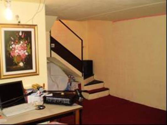 Descrizione: ingresso con disimpegno, soggiorno, cucina, 3 camere, 2 bagni pertinenziale box auto, corte esclusiva deposito sup. cat. Alloggio: 155 mq (comprensiva di quota parte di deposito e corte ad uso esclusivo) . Identificativi catastali: foglio 21, part. 609, sub. 3 (incluso deposito e corte esterna ad uso esclusivo) con box auto al foglio 21, part. 609, sub. 2