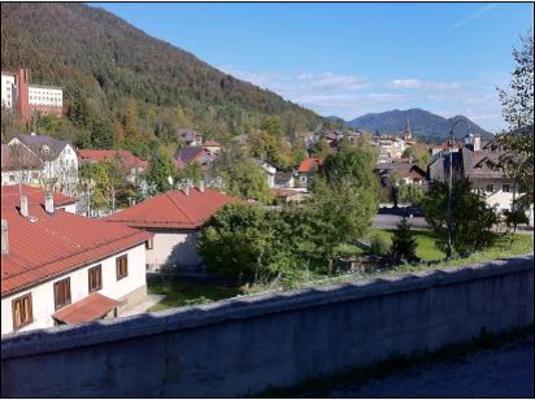 Descrizione: Ingresso, soggiorno, cucina, 2 camere, bagno e ripostiglio. pertinenziale box auto, n. 4 cantine al piano seminterrato, deposito sottotetto, corte esterna sup. cat. Alloggio: 129 mq (comprensiva di quota parte di cantine al piano seminterrato, deposito sottotetto ed area esterna esclusiva) . Identificativi catastali: foglio 5, part. 1309, sub. 8 (incluso n. 4 cantine al piano seminterrato, deposito sottotetto e corte esterna ad uso esclusivo), con box auto al foglio 5, part. 1309, sub. 13