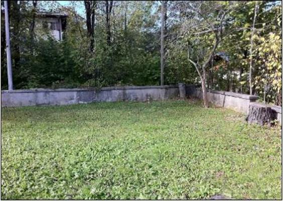 Descrizione: Ingresso, soggiorno, cucina, 2 camere, bagno e ripostiglio. pertinenziale box auto, n. 4 cantine al piano seminterrato, deposito sottotetto, corte esterna sup. cat. Alloggio: 129 mq (comprensiva di quota parte di cantine al piano seminterrato, deposito sottotetto ed area esterna esclusiva) . Identificativi catastali: foglio 5, part. 1309, sub. 8 (incluso n. 4 cantine al piano seminterrato, deposito sottotetto e corte esterna ad uso esclusivo), con box auto al foglio 5, part. 1309, sub. 13