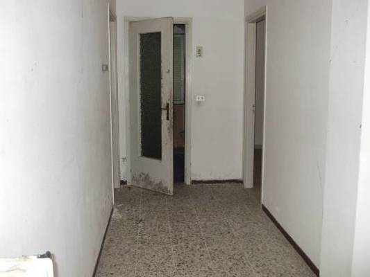 Descrizione: Disimpegno, soggiorno, cucina, n.2 camere, bagno e corte esclusiva scoperta + pertinenziale box auto, area scoperta. 133 mq.  Identificativi catastali:foglio 25, part. 20, sub.8, area scoperta di pertinenza al foglio 25, part. 61 e box auto al foglio 25, part. 20, sub. 3