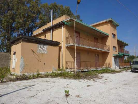 Descrizione: ingresso, disimpegno, salotto, cucina-soggiorno, tre camere, bagno e due terrazzi + pertinenziale posto auto coperto. 119 mq.  Identificativi catastali:Foglio 72, part. 77, sub. 3 con posto auto coperto al foglio 72, part.77, sub.8