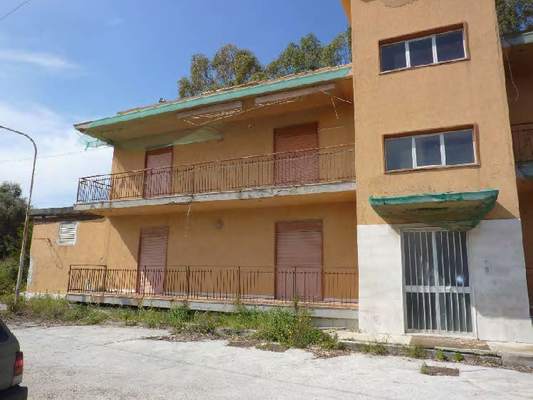 Descrizione: ingresso, disimpegno, salotto, cucina-soggiorno, tre camere, bagno e due terrazzi + pertinenziale posto auto coperto. 119 mq.  Identificativi catastali:Foglio 72, part. 77, sub. 3 con posto auto coperto al foglio 72, part.77, sub.8