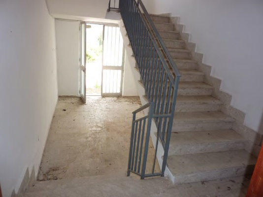 Descrizione: ingresso, disimpegno, salotto, cucina-soggiorno, tre camere, bagno e due terrazzi + pertinenziale posto auto coperto. 119 mq.  Identificativi catastali:Foglio 72, part. 77, sub. 3 con posto auto coperto al foglio 72, part.77, sub.8