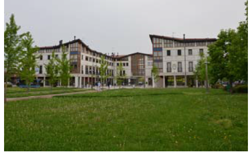 piena proprietà di porzioni immobiliari facenti parte del complesso immobiliare sito in Comune di Abano Terme (PD), all'interno del Parco Urbano Termale, P.zza Dondi dall'Orologio n. 6/5 e precisamente nell'edificio "A", insistente sull'area descritta in C.T., Fg. 18 partic. 1537 di are 31.18 E.U, l'appartamento (A3) al piano secondo con mansarda al grezzo al piano terzo, sull'ala sud del fabbricato con esposizione lato est e garage (G35) al piano primo sottostrada, della superficie commerciale complessiva di mq. 162,50