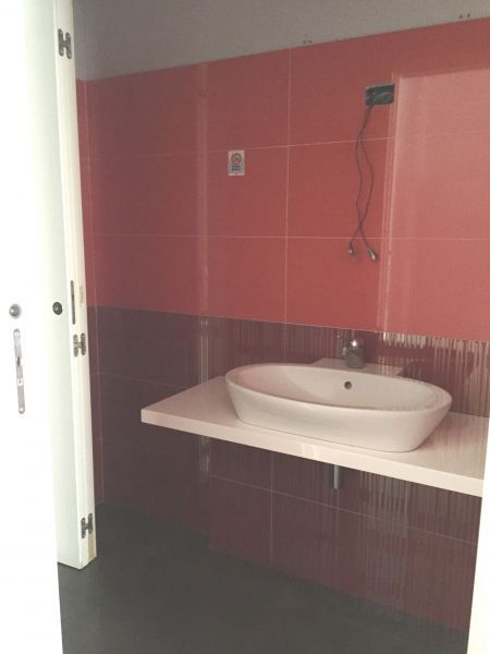Negozio al piano terreno con retrostanti vano ripostiglio, ampio vano retro, wc con anti wc.
