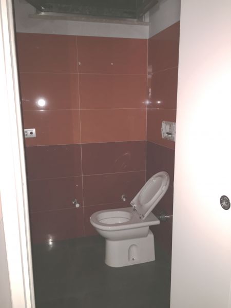 Negozio al piano terreno con retrostanti vano ripostiglio, ampio vano retro, wc con anti wc.