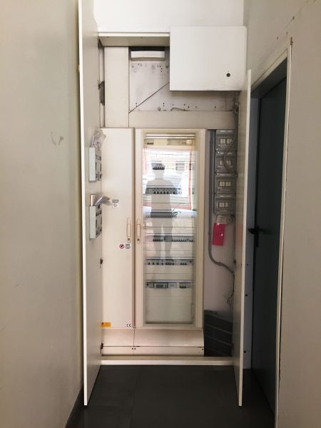 Negozio al piano terreno con retrostanti vano ripostiglio, ampio vano retro, wc con anti wc.