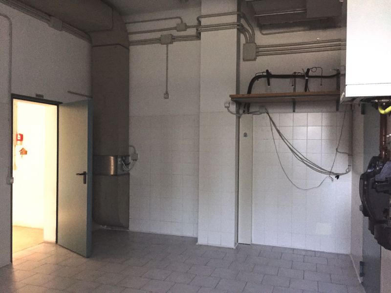 Negozio al piano terreno con retrostanti vano ripostiglio, ampio vano retro, wc con anti wc.
