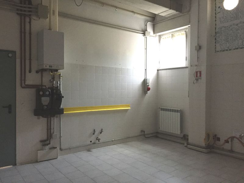Negozio al piano terreno con retrostanti vano ripostiglio, ampio vano retro, wc con anti wc.