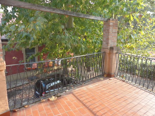 Descrizione: Ingresso, cucina, 4 camere, bagno, terrazzo + depositi sottotetto. Mq. 211 (comprensivo di quota parte di depositi sottotetto di pertinenza). Identificativi catastali: Foglio 272, part.53, sub.7