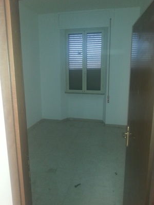 Descrizione: Ingresso, corridoio, 3 camere, cucina e bagno + locale cantina e posto auto coperto. Mq. 103. Identificativi catastali: Foglio 109, part. 44, sub.30  con cantina  foglio 109, part. 44, sub. 45 e posto auto coperto foglio 109, part. 44, sub. 53