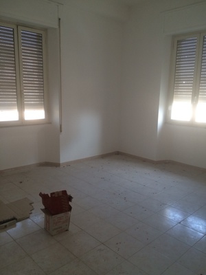 Descrizione: Ingresso, corridoio, 3 camere, cucina e bagno + locale cantina e posto auto coperto. Mq. 103. Identificativi catastali: Foglio 109, part. 44, sub.30  con cantina  foglio 109, part. 44, sub. 45 e posto auto coperto foglio 109, part. 44, sub. 53